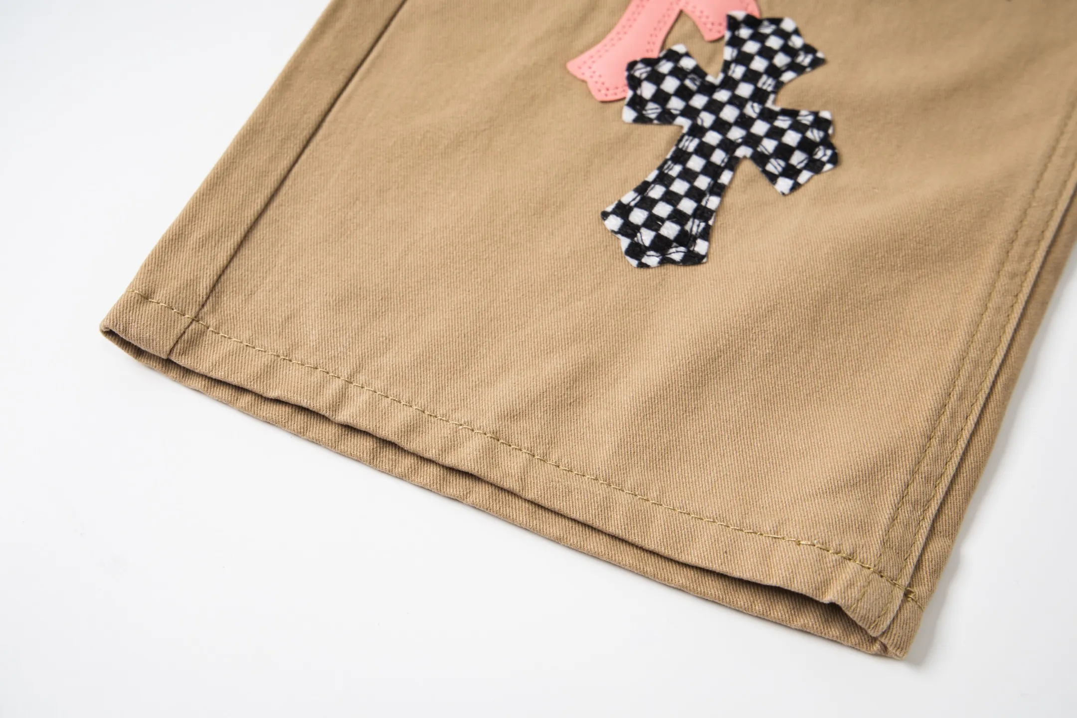 P260 Chrome Hearts Cherry Blossom Pink Leather and Wooden Spliced ​​Washed Jeans Authentically restore the ultimate vintage texture. Three-dimensional version. Loose and comfortable, not picky about the figure. Makes taller and slimmer. Factory-made. Original factory quality control. Same style for men and women. Can be matched with couples. Versatile recommendation. Must-have jeans for all seasons. Fashionistas have been disappointed. The quality selection of fabrics, the tailoring of details, and the matching of patterns are all impeccable! The upper body is so handsome when worn...it can be easily worn by men, women and children! The craftsmanship is made of heavy-duty washed pure cotton denim fabric. After washing, it is soft and thick. It is very stylish when worn on the body. Style number: 1758# (the same jacket is available) Color: Khaki Size: 28 30 32 34